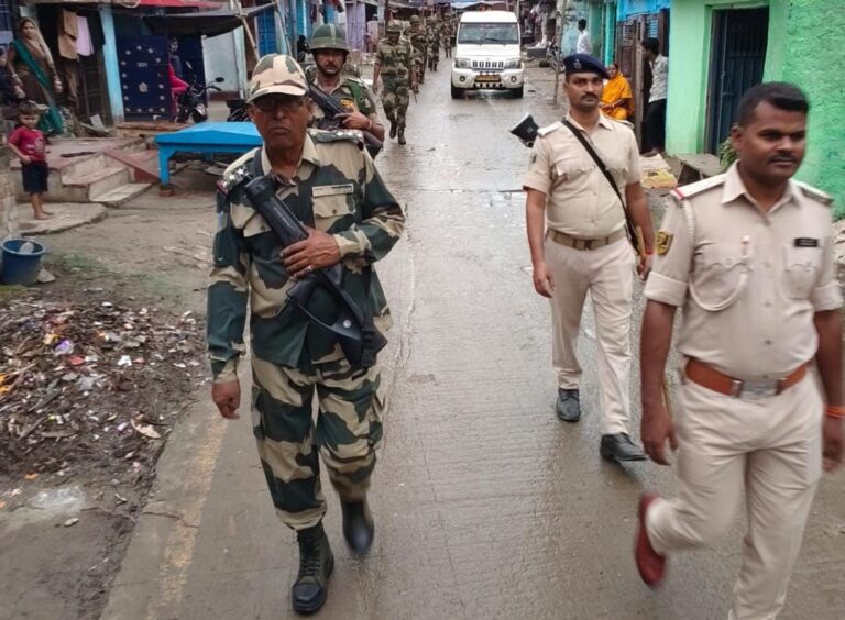 Bihar News-A flag march was carried out by the armed forces at various intersections in the police station area in view of the upcoming assembly elections on November 6.