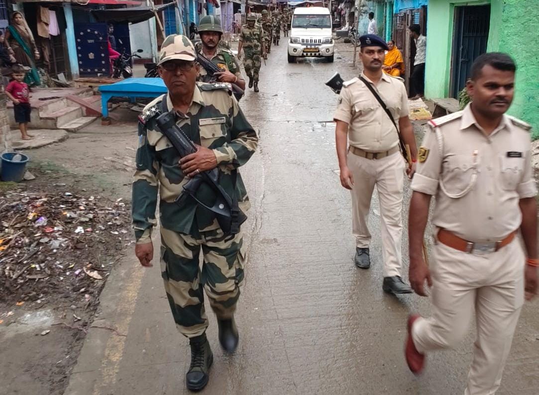 Bihar News-A flag march was carried out by the armed forces at various intersections in the police station area in view of the upcoming assembly elections on November 6.