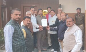 Agra News: A memorandum was submitted to the Divisional Commissioner regarding the problems of journalists.

