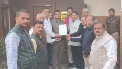 Agra News: A memorandum was submitted to the Divisional Commissioner regarding the problems of journalists.
