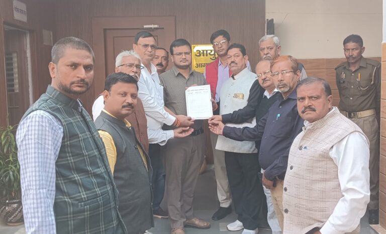 Agra News: A memorandum was submitted to the Divisional Commissioner regarding the problems of journalists.