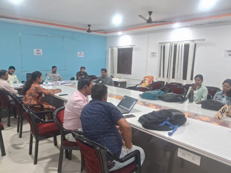 Bihar News- A meeting of all survey Amins was held in the auditorium of Block Office Rajapakar under the chairmanship of Block Development Officer Gaurav Kumar.