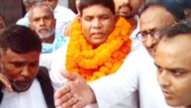 Bihar News- People congratulated NDA candidate Mahendra Ram on his victory with huge margin from Rajapakar assembly constituency.