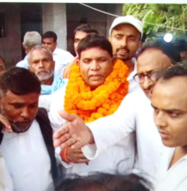 Bihar News- People congratulated NDA candidate Mahendra Ram on his victory with huge margin from Rajapakar assembly constituency.