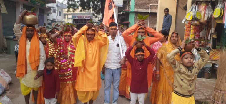 Bihar News- A grand Kalash Yatra was taken out for the Maha Yagya in Purvi Tola Ward No. 7 of Rajapakar North Panchayat.