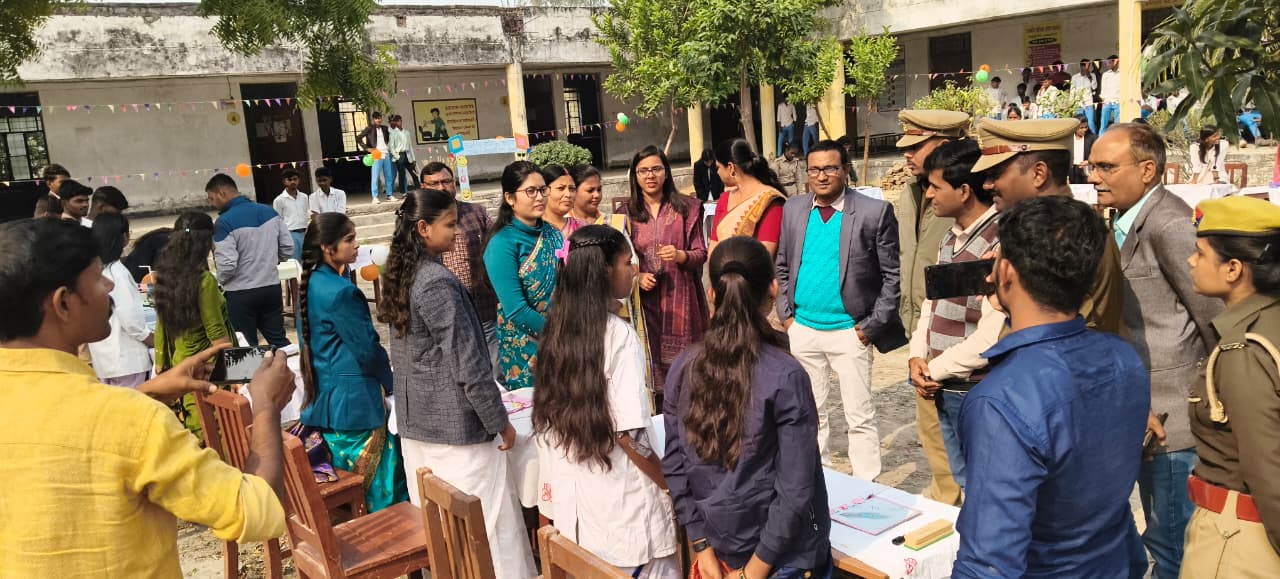 Ambedkar Nagar News- A grand and successful career guidance program for students was organized at Government Girls Inter College, Tenduaikala.