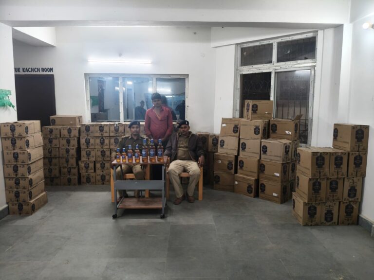 Bihar News-Baranti police station chief seized a pickup full of foreign liquor near Baranti cattle hospital during night patrolling.