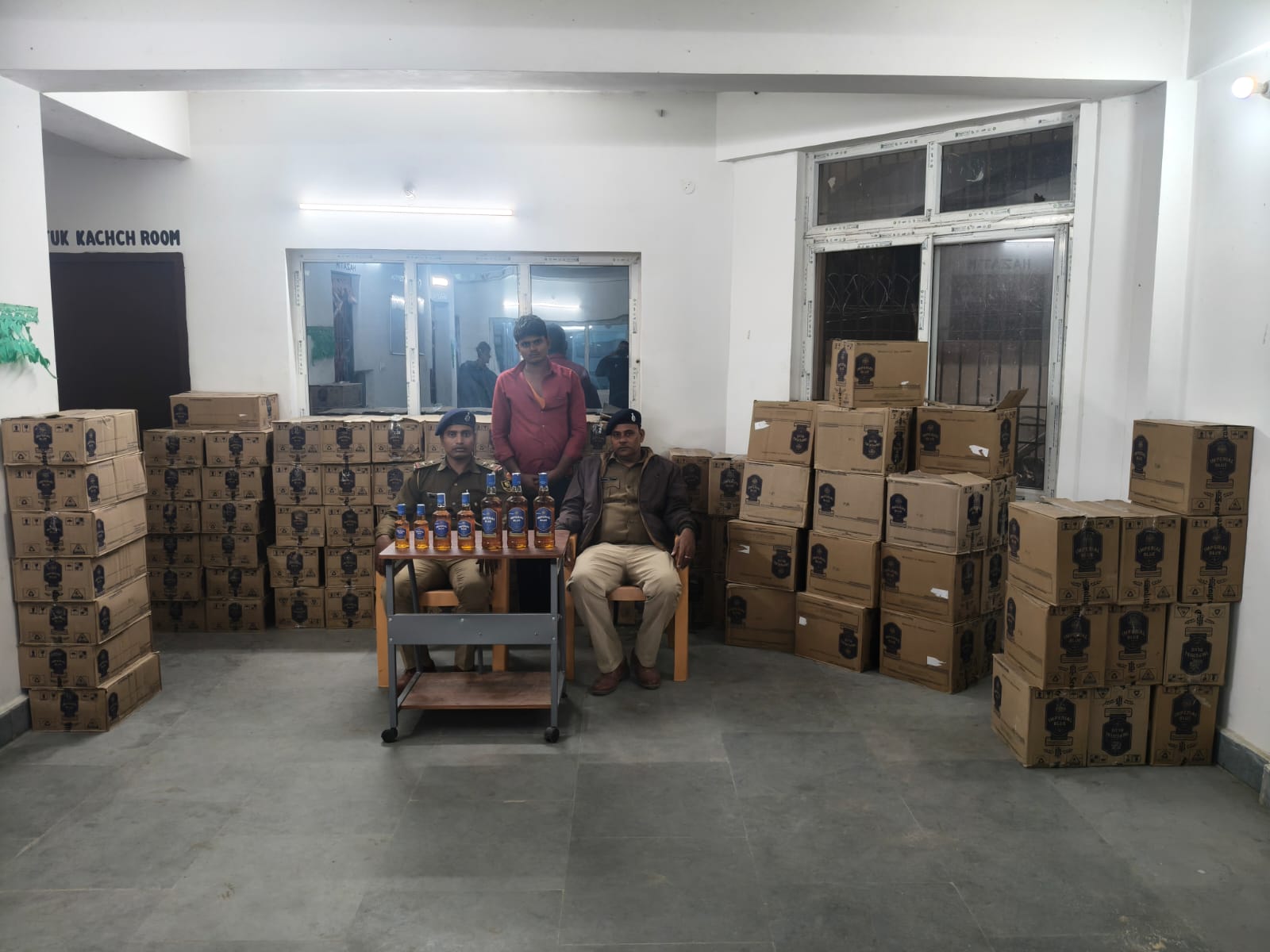 Bihar News-Baranti police station chief seized a pickup full of foreign liquor near Baranti cattle hospital during night patrolling.