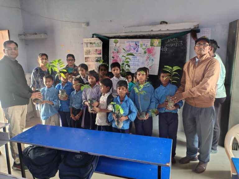 Bihar News-Children were congratulated on their birthdays in the premises of Government Primary School Baikunthpur North.