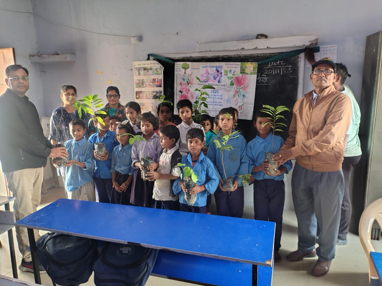 Bihar News-Children were congratulated on their birthdays in the premises of Government Primary School Baikunthpur North.