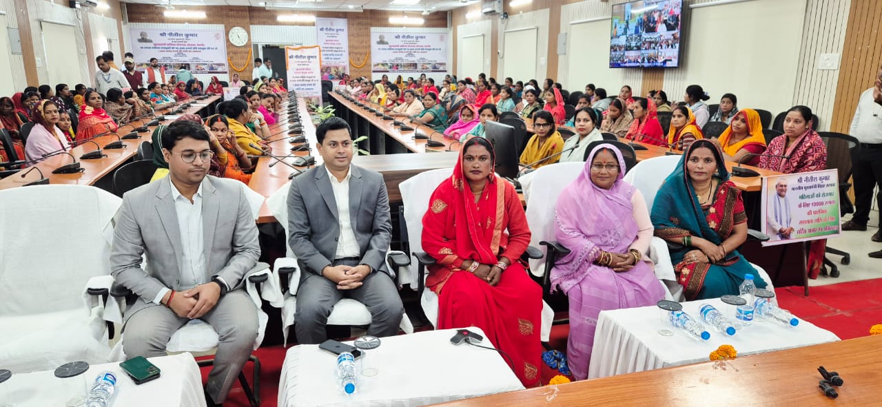 Bihar News Chief Minister transferred Rs 10,000 to 10 lakh women