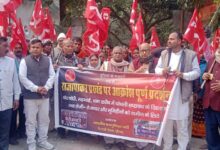 Bihar News - Communist Party of India workers reached Rajapakar block while marching.