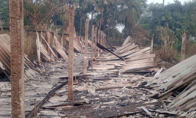 Bihar News - On Monday night, some anti-social elements set fire to a poultry farm in Pachai Jagdish, Ward Number 6, in the police station area.