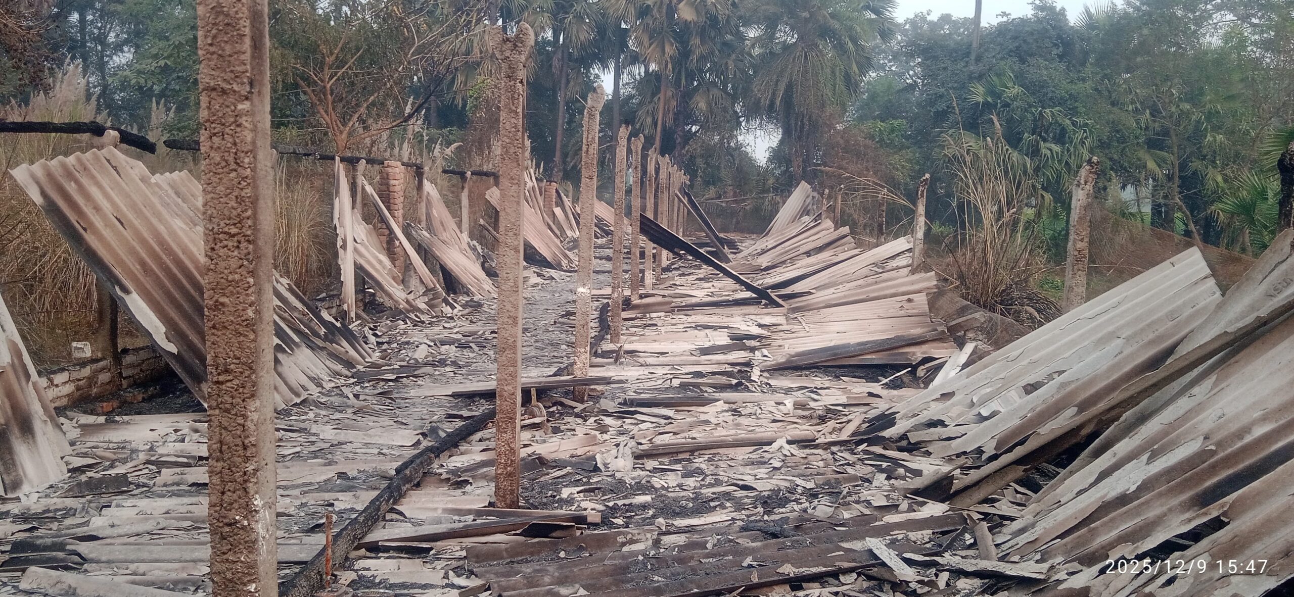 Bihar News - On Monday night, some anti-social elements set fire to a poultry farm in Pachai Jagdish, Ward Number 6, in the police station area.