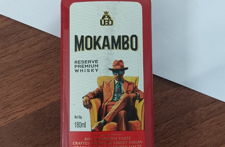 Bihar News - In the evening, the Baranti police station in-charge arrested a smuggler during a patrol, seizing two bags of foreign liquor.