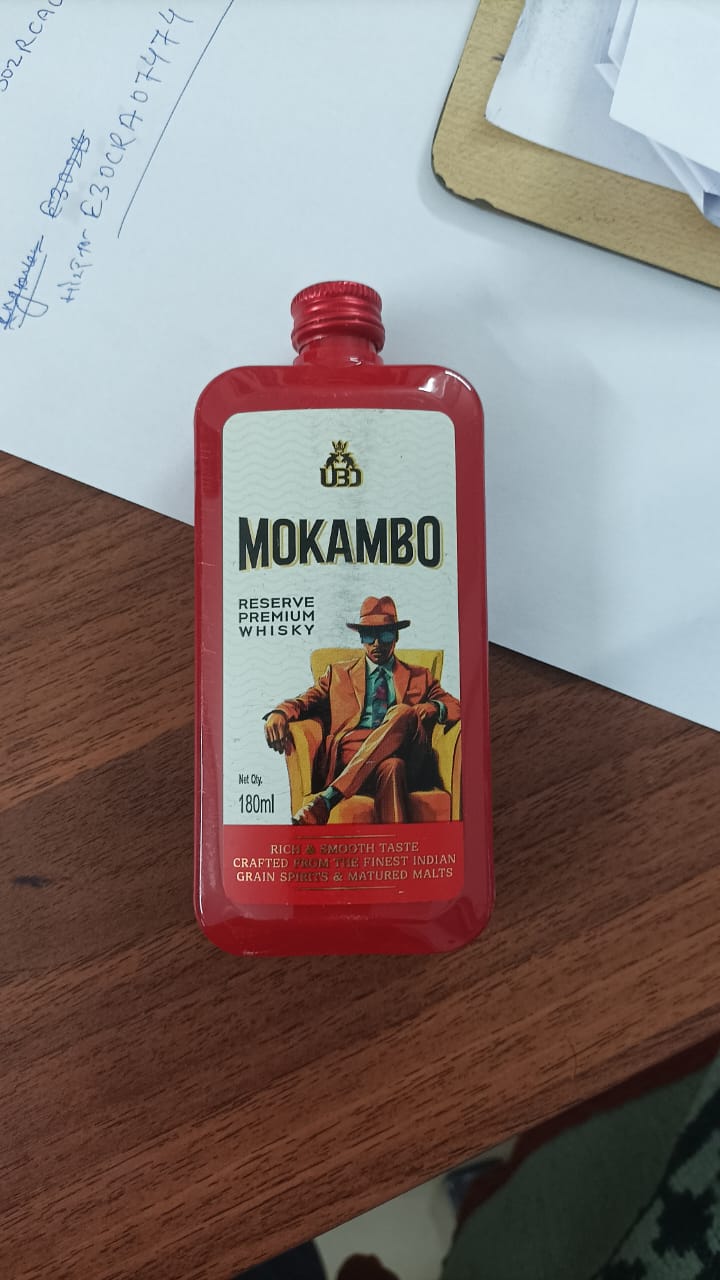 Bihar News - In the evening, the Baranti police station in-charge arrested a smuggler during a patrol, seizing two bags of foreign liquor.