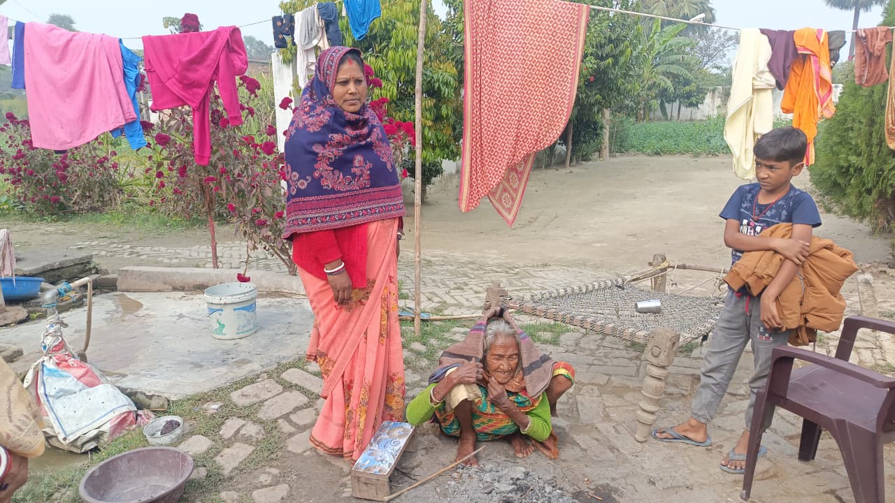 Bihar News - Amidst the biting cold and cold wave, the Rajapakar block administration distributed blankets to poor and helpless people in all the panchayats of the block through development volunteers.