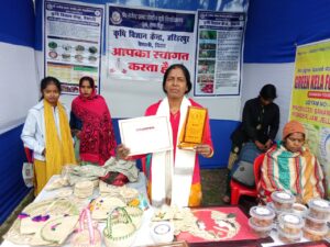 Bihar News - Neelam Devi, who received training in banana fiber processing from the Krishi Vigyan Kendra Hariharpur, was honored with a memento at a national event held in Patna.
