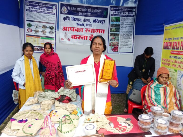 Bihar News - Neelam Devi, who received training in banana fiber processing from the Krishi Vigyan Kendra Hariharpur, was honored with a memento at a national event held in Patna.