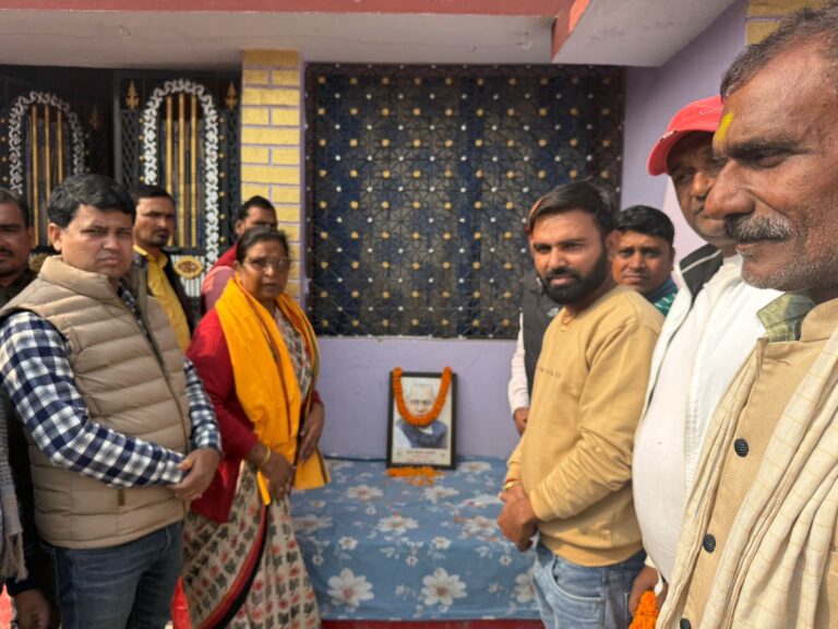 BiharNews: On the occasion of former Prime Minister Shri Atal Bihari Vajpayee's 101st birth anniversary, senior citizens and veteran BJP workers were honored.