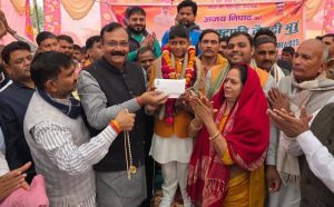 Agra News: The child hero, who returned after being awarded by the President, was honored by the Member of Parliament.