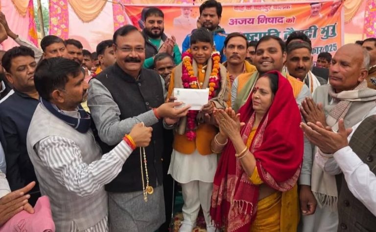 Agra News: The child hero, who returned after being awarded by the President, was honored by the Member of Parliament.