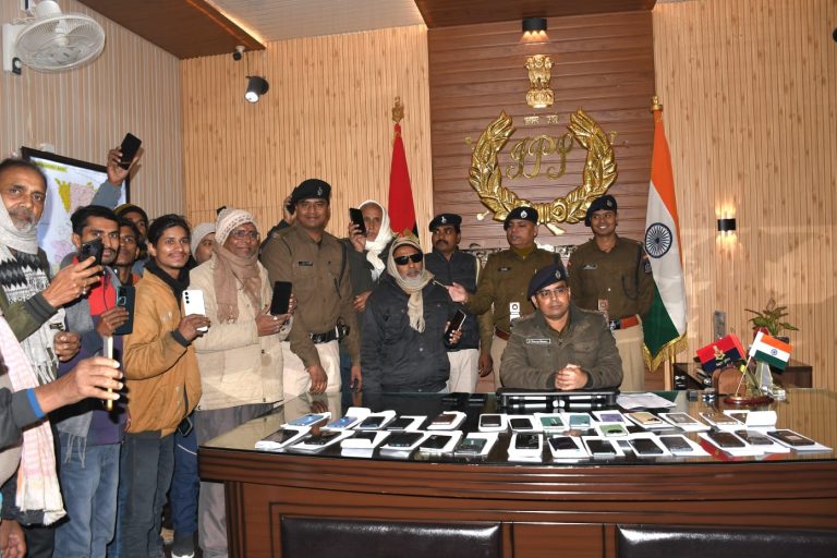 BiharNews: Betia police recovered 35 lost mobile phones and returned them to their owners, bringing smiles to their faces.