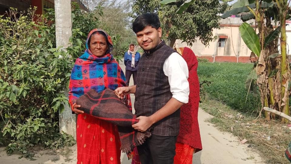 Bihar News: Life disrupted by severe cold and cold wave; relief provided through bonfires and blanket distribution in Rajapakar.