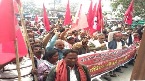 बेतिया राज जमीन पर बुलडोजर कार्रवाई के खिलाफ भाकपा माले का जोरदार धरना, सरकार पर लगाए गंभीर आरोप