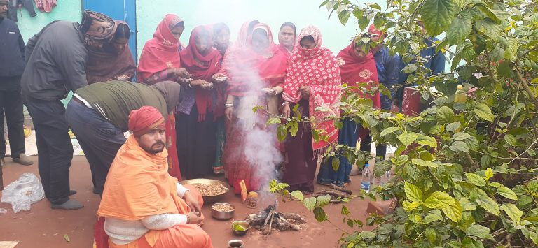 बैकुंठपुर वार्ड नंबर 6 में संतोष कुमार महाराज के आवास पर निःशुल्क दरबार, श्रद्धालुओं का दावा—समस्याओं का हो रहा समाधान