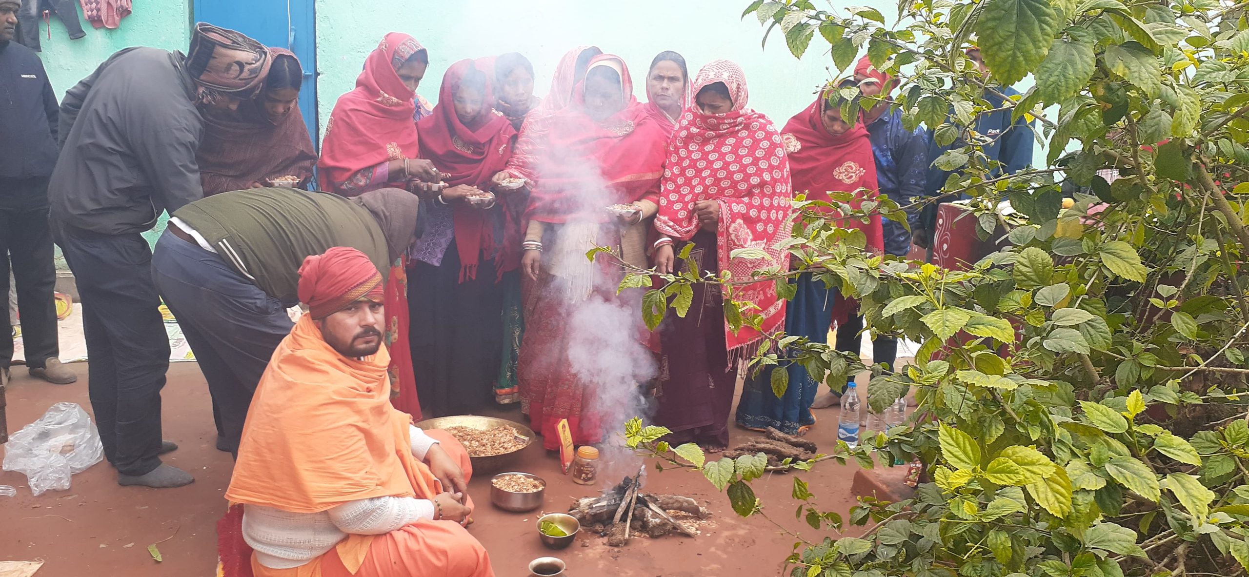 बैकुंठपुर वार्ड नंबर 6 में संतोष कुमार महाराज के आवास पर निःशुल्क दरबार, श्रद्धालुओं का दावा—समस्याओं का हो रहा समाधान