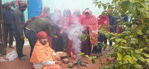 बैकुंठपुर वार्ड नंबर 6 में संतोष कुमार महाराज के आवास पर निःशुल्क दरबार, श्रद्धालुओं का दावा—समस्याओं का हो रहा समाधान