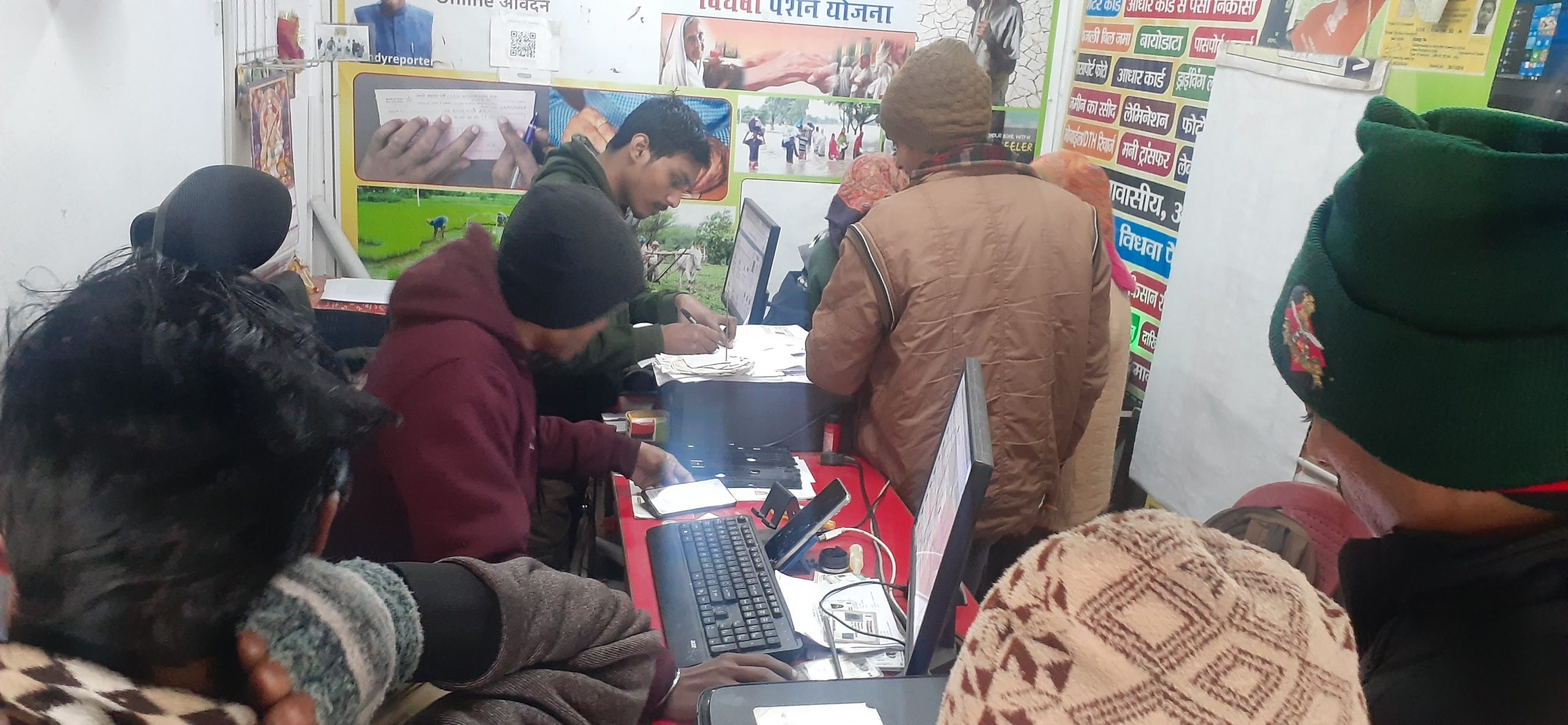 राजापाकर में वृद्ध पेंशन सत्यापन को लेकर साइबर कैफे पर उमड़ी भीड़