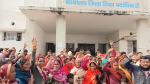 संविदा महिला सफाई कर्मियों का बकाया वेतन