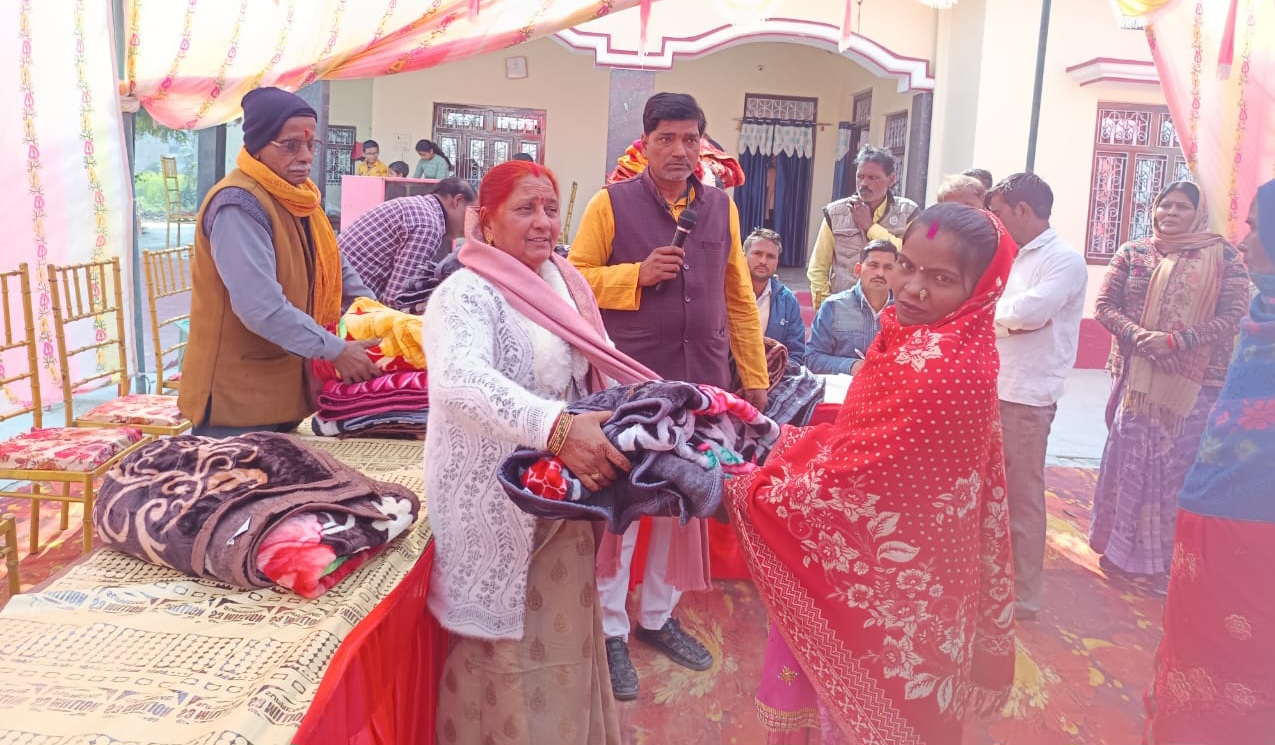 अम्बेडकर नगर खिचड़ी सहभोज व कंबल वितरण