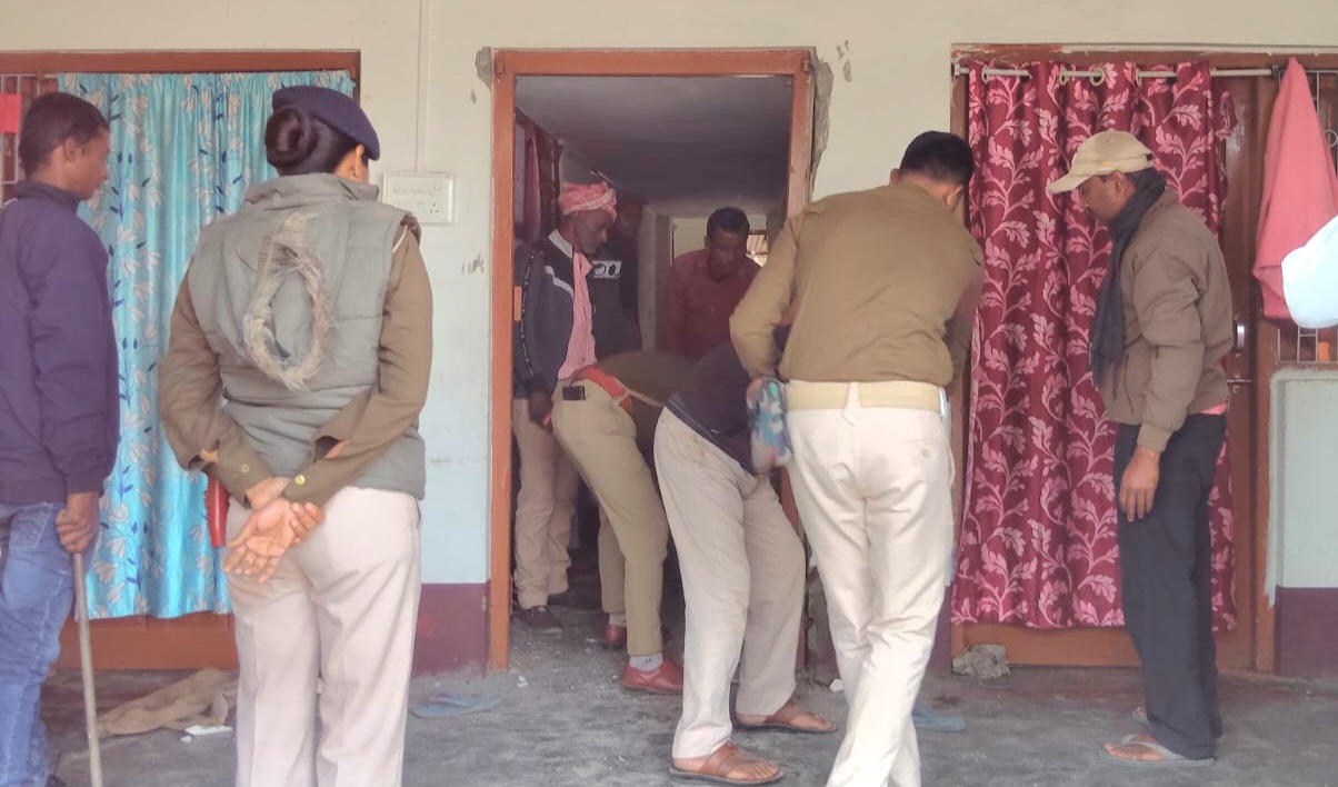 वैशाली: बरांटी थाना में फरार अभियुक्त ने किया आत्मसमर्पण, कुर्की की कार्रवाई रोकी गई