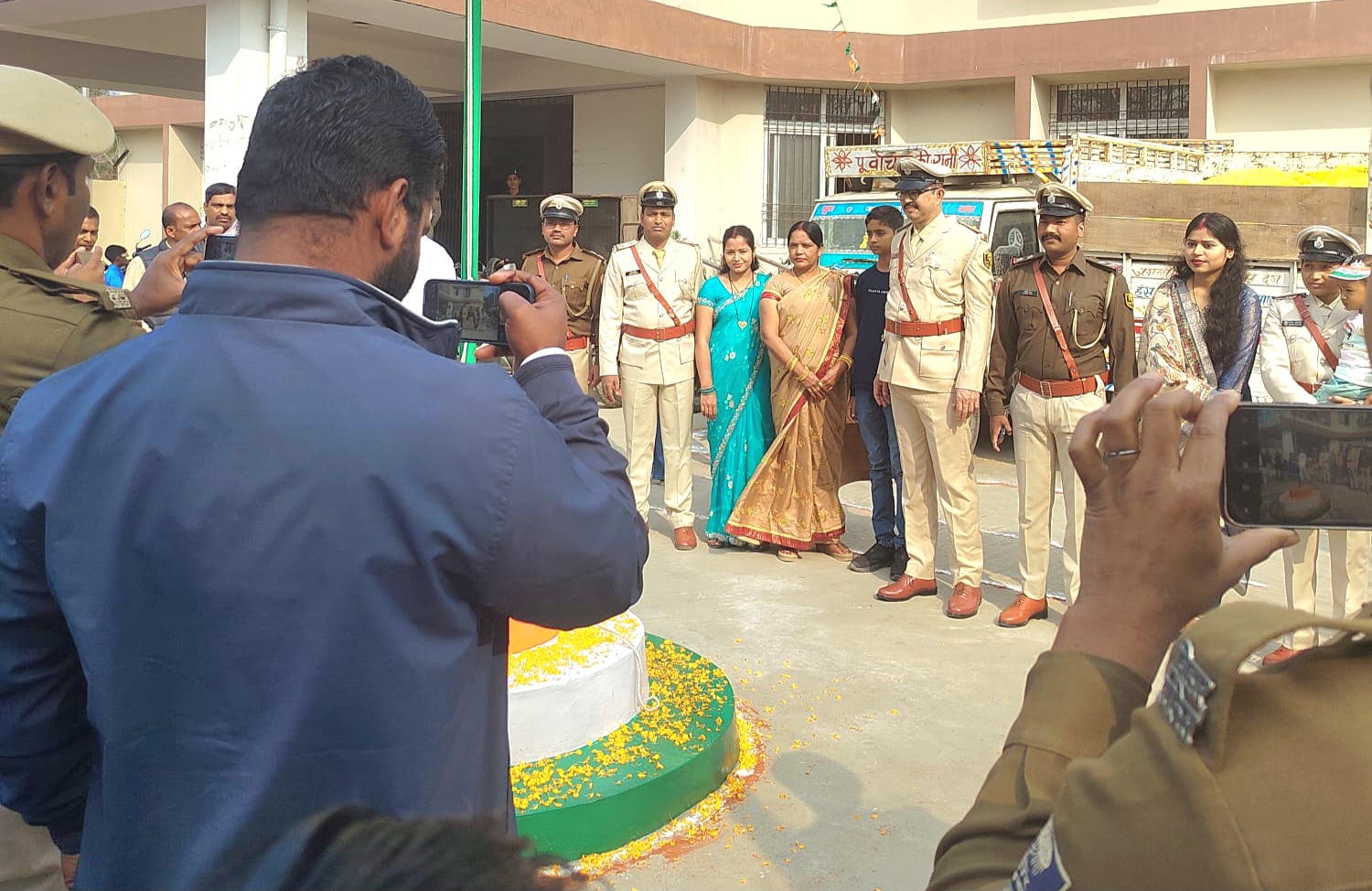 बरांटी थाना परिसर में भव्य रूप से मना 77वां गणतंत्र दिवस, थानाध्यक्ष पप्पू कुमार ने किया ध्वजारोहण