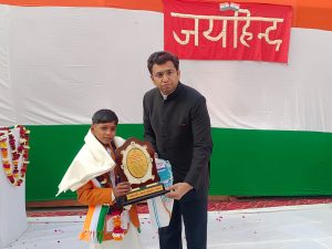 Agra News: On Republic Day, courageous Ajayraj was honored by Arvind Mallappa Bangari.