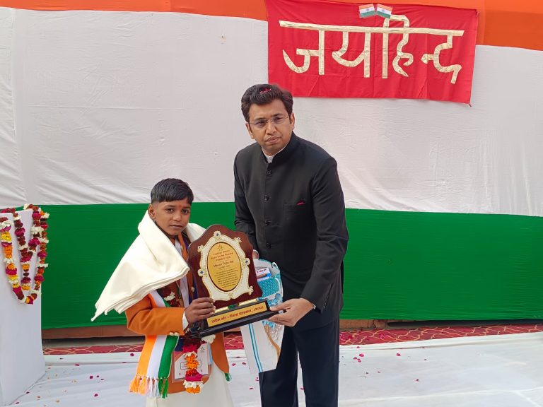 Agra News: On Republic Day, courageous Ajayraj was honored by Arvind Mallappa Bangari.