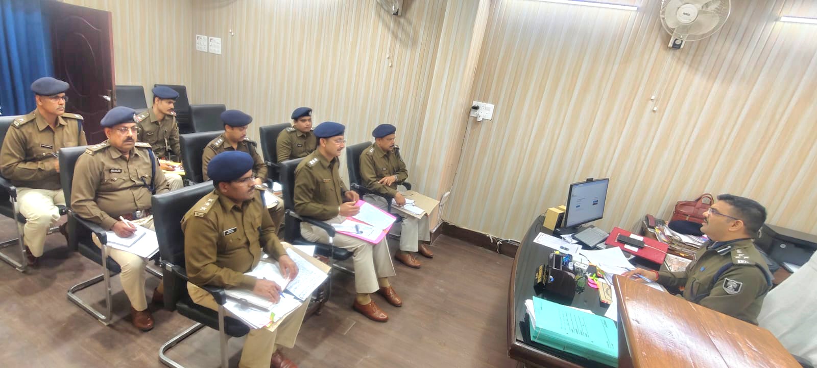 डीआईजी हर किशोरी राय यातायात और साइबर थानों की समीक्षा