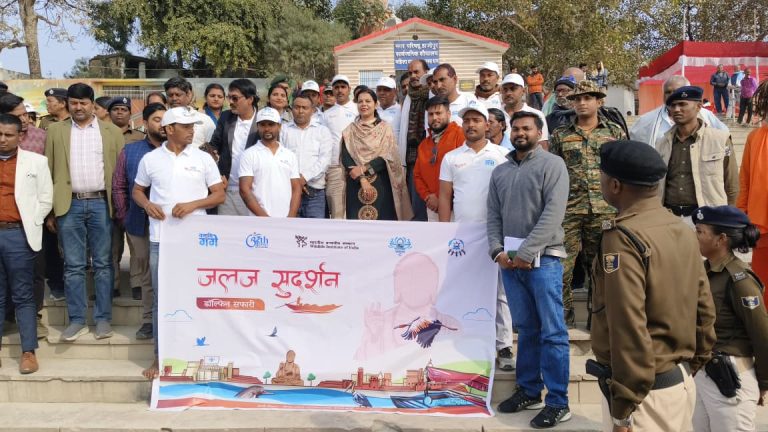 बिहार न्यूज। वैशाली जिले के हाजीपुर स्थित कोनहारा घाट पर जलज सुदर्शन डॉल्फिन सफारी परियोजना के अंतर्गत दो जलज सफारी नौकाओं का उद्घाटन मुख्य अतिथि जिलाधिकारी वैशाली श्रीमती वर्षा सिंह द्वारा किया गया। यह कार्यक्रम भारत सरकार के जल शक्ति मंत्रालय, राष्ट्रीय स्वच्छ गंगा मिशन तथा भारतीय वन्यजीव संस्थान की संयुक्त परियोजना ‘जलज’ के अंतर्गत आयोजित किया गया। उल्लेखनीय है कि इसी अवसर पर माननीय केंद्रीय जल शक्ति मंत्री श्री सी. आर. पाटील द्वारा देशभर में 25 नए जलज केंद्रों का ऑनलाइन उद्घाटन किया गया, जिसमें हाजीपुर स्थित जलज केंद्र भी शामिल रहा। जलज परियोजना का मुख्य उद्देश्य गंगा नदी बेसिन क्षेत्र में निवास करने वाले स्थानीय समुदायों को पर्यावरण संरक्षण, नदी संरक्षण एवं सतत आजीविका से जोड़ना है। परियोजना के अंतर्गत गंगा बेसिन क्षेत्र में कुल 75 जलज केंद्रों की स्थापना का लक्ष्य रखा गया है, जो पाँच प्रमुख आयामों पर आधारित हैं, जिनमें जलज सफारी एक महत्वपूर्ण घटक है। इस अवसर पर जिलाधिकारी श्रीमती वर्षा सिंह ने जलज परियोजना की सराहना करते हुए स्थानीय लोगों को जलीय जीवों के संरक्षण, गंगा नदी की स्वच्छता, तथा पर्यावरण अनुकूल आजीविका विकल्पों को अपनाने के लिए प्रेरित किया और आवश्यक दिशा-निर्देश भी दिए। कार्यक्रम में कार्यपालक पदाधिकारी नगर परिषद हाजीपुर श्री सुशील कुमार, विशेष कार्य पदाधिकारी तारिक रजा, जिला परियोजना पदाधिकारी जिला गंगा समिति श्री मुनीश कुमार, नाविक गंगा प्रहरी विनोद साहनी, धनेश्वर, मुकेश, मनीष, गौरव, पंकज कुमार चौधरी सहित बड़ी संख्या में गंगा प्रहरी एवं स्थानीय नागरिक उपस्थित रहे।