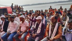 बिहार न्यूज। वैशाली जिले के हाजीपुर स्थित कोनहारा घाट पर जलज सुदर्शन डॉल्फिन सफारी परियोजना के अंतर्गत दो जलज सफारी नौकाओं का उद्घाटन मुख्य अतिथि जिलाधिकारी वैशाली श्रीमती वर्षा सिंह द्वारा किया गया। यह कार्यक्रम भारत सरकार के जल शक्ति मंत्रालय, राष्ट्रीय स्वच्छ गंगा मिशन तथा भारतीय वन्यजीव संस्थान की संयुक्त परियोजना ‘जलज’ के अंतर्गत आयोजित किया गया। उल्लेखनीय है कि इसी अवसर पर माननीय केंद्रीय जल शक्ति मंत्री श्री सी. आर. पाटील द्वारा देशभर में 25 नए जलज केंद्रों का ऑनलाइन उद्घाटन किया गया, जिसमें हाजीपुर स्थित जलज केंद्र भी शामिल रहा। जलज परियोजना का मुख्य उद्देश्य गंगा नदी बेसिन क्षेत्र में निवास करने वाले स्थानीय समुदायों को पर्यावरण संरक्षण, नदी संरक्षण एवं सतत आजीविका से जोड़ना है। परियोजना के अंतर्गत गंगा बेसिन क्षेत्र में कुल 75 जलज केंद्रों की स्थापना का लक्ष्य रखा गया है, जो पाँच प्रमुख आयामों पर आधारित हैं, जिनमें जलज सफारी एक महत्वपूर्ण घटक है। इस अवसर पर जिलाधिकारी श्रीमती वर्षा सिंह ने जलज परियोजना की सराहना करते हुए स्थानीय लोगों को जलीय जीवों के संरक्षण, गंगा नदी की स्वच्छता, तथा पर्यावरण अनुकूल आजीविका विकल्पों को अपनाने के लिए प्रेरित किया और आवश्यक दिशा-निर्देश भी दिए। कार्यक्रम में कार्यपालक पदाधिकारी नगर परिषद हाजीपुर श्री सुशील कुमार, विशेष कार्य पदाधिकारी तारिक रजा, जिला परियोजना पदाधिकारी जिला गंगा समिति श्री मुनीश कुमार, नाविक गंगा प्रहरी विनोद साहनी, धनेश्वर, मुकेश, मनीष, गौरव, पंकज कुमार चौधरी सहित बड़ी संख्या में गंगा प्रहरी एवं स्थानीय नागरिक उपस्थित रहे।