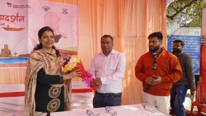 बिहार न्यूज। वैशाली जिले के हाजीपुर स्थित कोनहारा घाट पर जलज सुदर्शन डॉल्फिन सफारी परियोजना के अंतर्गत दो जलज सफारी नौकाओं का उद्घाटन मुख्य अतिथि जिलाधिकारी वैशाली श्रीमती वर्षा सिंह द्वारा किया गया। यह कार्यक्रम भारत सरकार के जल शक्ति मंत्रालय, राष्ट्रीय स्वच्छ गंगा मिशन तथा भारतीय वन्यजीव संस्थान की संयुक्त परियोजना ‘जलज’ के अंतर्गत आयोजित किया गया। उल्लेखनीय है कि इसी अवसर पर माननीय केंद्रीय जल शक्ति मंत्री श्री सी. आर. पाटील द्वारा देशभर में 25 नए जलज केंद्रों का ऑनलाइन उद्घाटन किया गया, जिसमें हाजीपुर स्थित जलज केंद्र भी शामिल रहा। जलज परियोजना का मुख्य उद्देश्य गंगा नदी बेसिन क्षेत्र में निवास करने वाले स्थानीय समुदायों को पर्यावरण संरक्षण, नदी संरक्षण एवं सतत आजीविका से जोड़ना है। परियोजना के अंतर्गत गंगा बेसिन क्षेत्र में कुल 75 जलज केंद्रों की स्थापना का लक्ष्य रखा गया है, जो पाँच प्रमुख आयामों पर आधारित हैं, जिनमें जलज सफारी एक महत्वपूर्ण घटक है। इस अवसर पर जिलाधिकारी श्रीमती वर्षा सिंह ने जलज परियोजना की सराहना करते हुए स्थानीय लोगों को जलीय जीवों के संरक्षण, गंगा नदी की स्वच्छता, तथा पर्यावरण अनुकूल आजीविका विकल्पों को अपनाने के लिए प्रेरित किया और आवश्यक दिशा-निर्देश भी दिए। कार्यक्रम में कार्यपालक पदाधिकारी नगर परिषद हाजीपुर श्री सुशील कुमार, विशेष कार्य पदाधिकारी तारिक रजा, जिला परियोजना पदाधिकारी जिला गंगा समिति श्री मुनीश कुमार, नाविक गंगा प्रहरी विनोद साहनी, धनेश्वर, मुकेश, मनीष, गौरव, पंकज कुमार चौधरी सहित बड़ी संख्या में गंगा प्रहरी एवं स्थानीय नागरिक उपस्थित रहे।