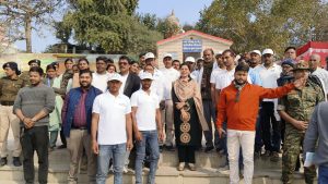 बिहार न्यूज। वैशाली जिले के हाजीपुर स्थित कोनहारा घाट पर जलज सुदर्शन डॉल्फिन सफारी परियोजना के अंतर्गत दो जलज सफारी नौकाओं का उद्घाटन मुख्य अतिथि जिलाधिकारी वैशाली श्रीमती वर्षा सिंह द्वारा किया गया। यह कार्यक्रम भारत सरकार के जल शक्ति मंत्रालय, राष्ट्रीय स्वच्छ गंगा मिशन तथा भारतीय वन्यजीव संस्थान की संयुक्त परियोजना ‘जलज’ के अंतर्गत आयोजित किया गया। उल्लेखनीय है कि इसी अवसर पर माननीय केंद्रीय जल शक्ति मंत्री श्री सी. आर. पाटील द्वारा देशभर में 25 नए जलज केंद्रों का ऑनलाइन उद्घाटन किया गया, जिसमें हाजीपुर स्थित जलज केंद्र भी शामिल रहा। जलज परियोजना का मुख्य उद्देश्य गंगा नदी बेसिन क्षेत्र में निवास करने वाले स्थानीय समुदायों को पर्यावरण संरक्षण, नदी संरक्षण एवं सतत आजीविका से जोड़ना है। परियोजना के अंतर्गत गंगा बेसिन क्षेत्र में कुल 75 जलज केंद्रों की स्थापना का लक्ष्य रखा गया है, जो पाँच प्रमुख आयामों पर आधारित हैं, जिनमें जलज सफारी एक महत्वपूर्ण घटक है। इस अवसर पर जिलाधिकारी श्रीमती वर्षा सिंह ने जलज परियोजना की सराहना करते हुए स्थानीय लोगों को जलीय जीवों के संरक्षण, गंगा नदी की स्वच्छता, तथा पर्यावरण अनुकूल आजीविका विकल्पों को अपनाने के लिए प्रेरित किया और आवश्यक दिशा-निर्देश भी दिए। कार्यक्रम में कार्यपालक पदाधिकारी नगर परिषद हाजीपुर श्री सुशील कुमार, विशेष कार्य पदाधिकारी तारिक रजा, जिला परियोजना पदाधिकारी जिला गंगा समिति श्री मुनीश कुमार, नाविक गंगा प्रहरी विनोद साहनी, धनेश्वर, मुकेश, मनीष, गौरव, पंकज कुमार चौधरी सहित बड़ी संख्या में गंगा प्रहरी एवं स्थानीय नागरिक उपस्थित रहे।