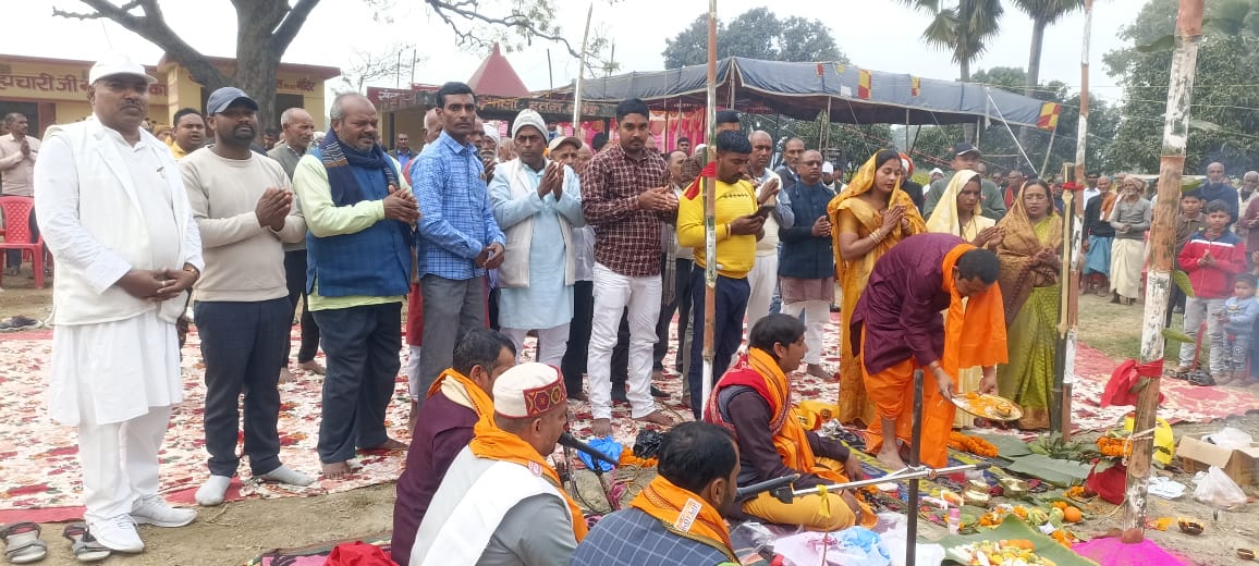 वैशाली में श्री विष्णु महायज्ञ एवं अष्टयाम यज्ञ की शुरुआत, ध्वजारोहण व भूमि पूजन के साथ हुआ शुभारंभ