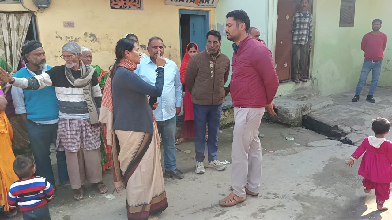 बेतिया: वार्ड नंबर 2 में लचर सफाई पर महापौर गरिमा देवी सिकारिया सख्त, स्वच्छता अधिकारियों को मौके पर किया तलब