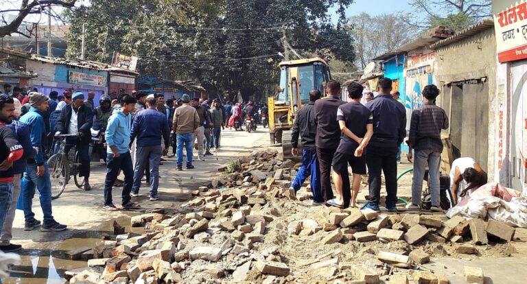 बिदुपुर स्टेशन बाजार में रेल प्रशासन का बुलडोजर एक्शन, अतिक्रमण हटाकर कराया गया मार्ग मुक्त