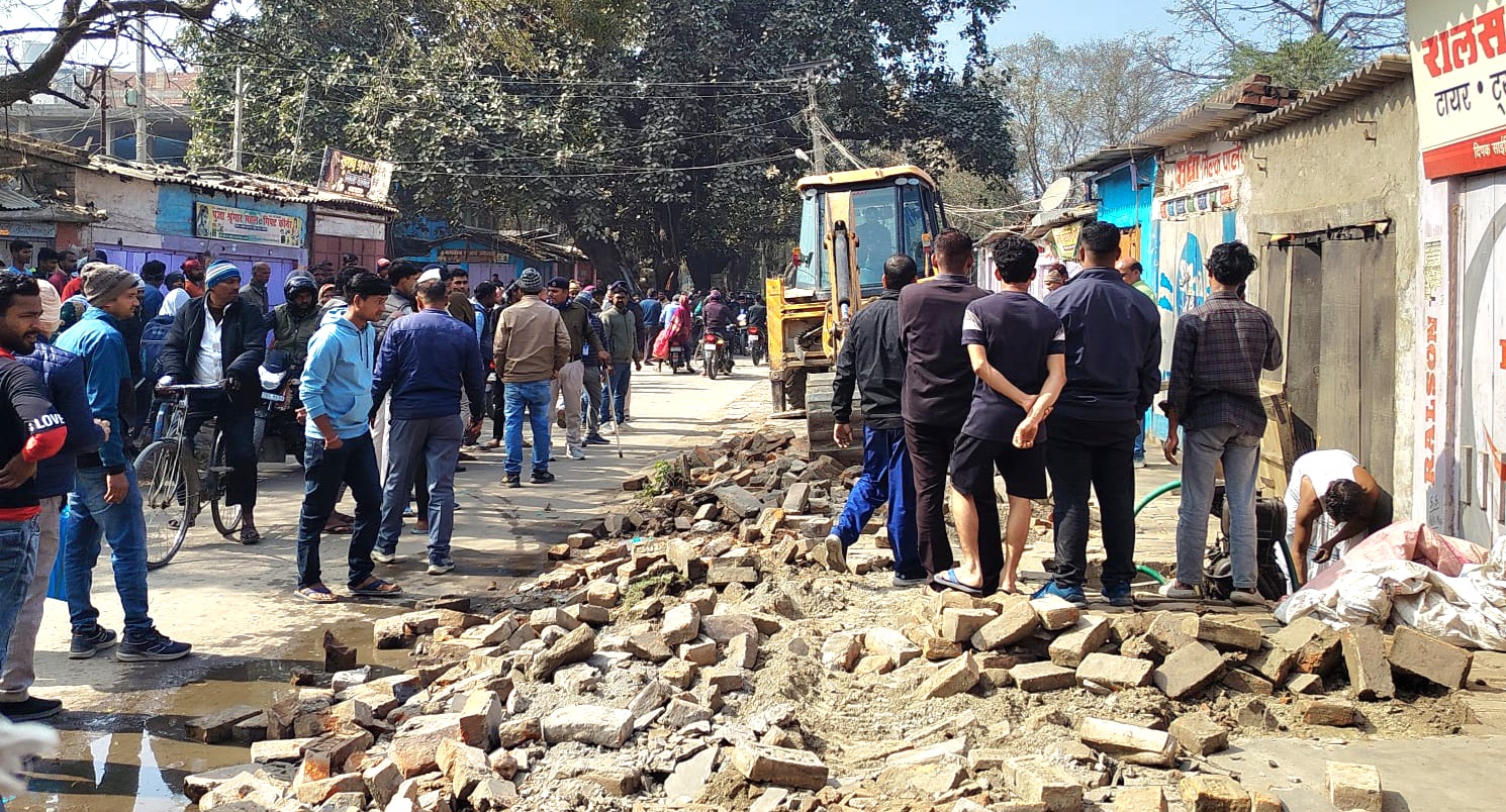 बिदुपुर स्टेशन बाजार में रेल प्रशासन का बुलडोजर एक्शन, अतिक्रमण हटाकर कराया गया मार्ग मुक्त