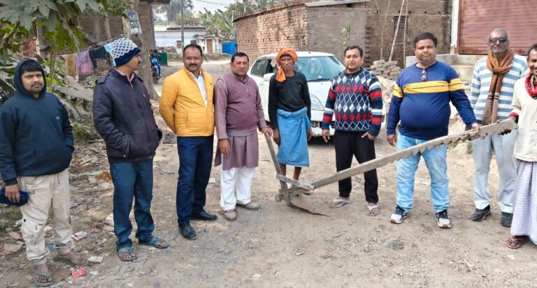 राजापाकर में जर्जर सड़क को लेकर ग्रामीणों का प्रदर्शन, अंचलाधिकारी का किया घेराव