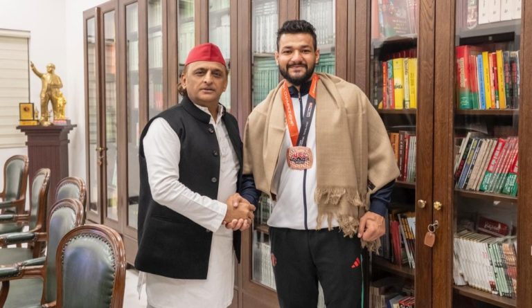 अखिलेश यादव से मिले युवा पहलवान